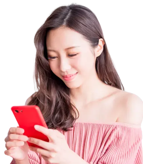 スマートフォンを見る女性