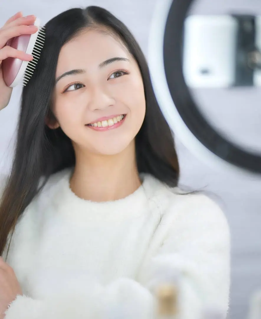 配信の準備をする女性