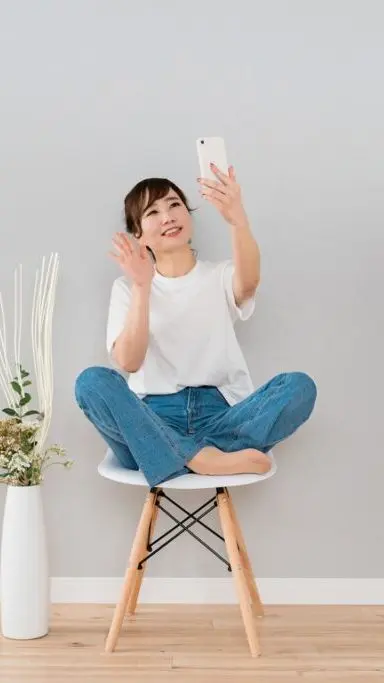 スマートフォンで配信する女性