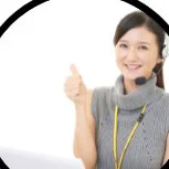 ヘッドセットをつけて親指を立てる女性