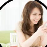 スマートフォンを見て微笑む女性