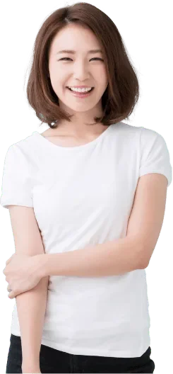 腕を組んで笑う女性